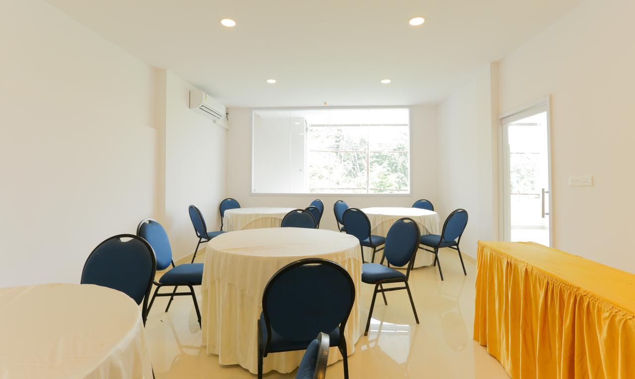 Heaven Gardens Hotel Kochi Exterior photo