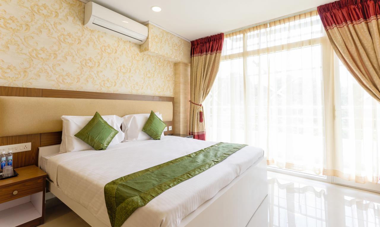 Heaven Gardens Hotel Kochi Exterior photo