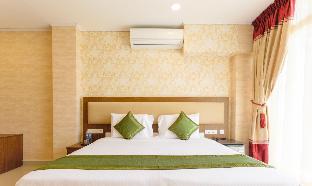 Heaven Gardens Hotel Kochi Exterior photo